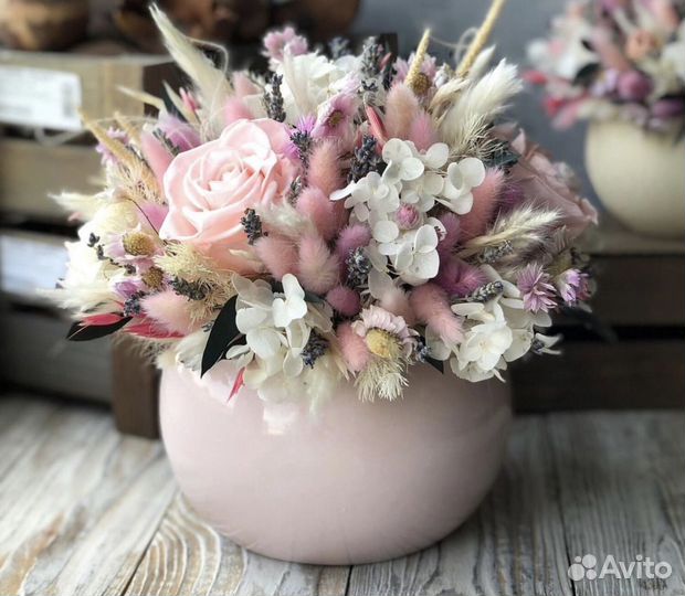 Букеты в шляпных коробках и кашпо