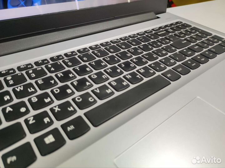 Lenovo IdeaPad / i3-6006U / GT920M / 240Gb SSD