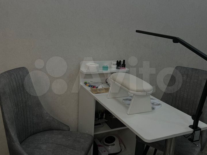 Рабочие места для мастера маникюра,бровиста