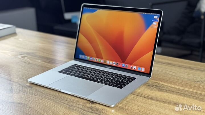 MacBook Pro 15 2017 i7 16 256 gb отличный