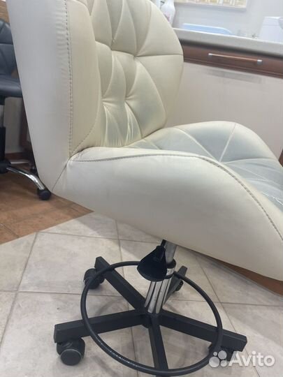 Стул офисный на колесах