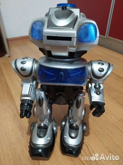 Робот игрушечный. Сломан, требует ремонта