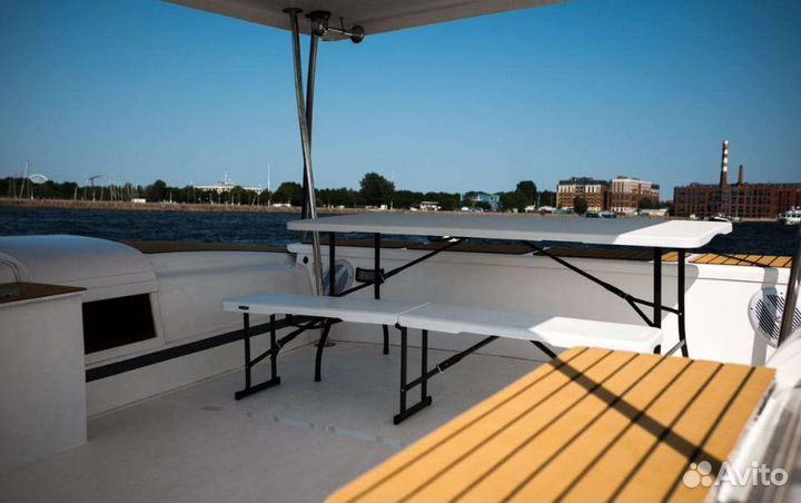 Катер, яхта катамаран с туалетом и каютами