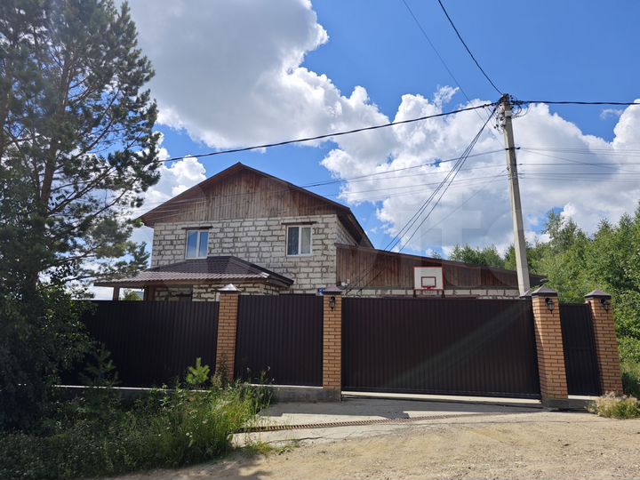 Дом 220 м² на участке 14,5 сот.