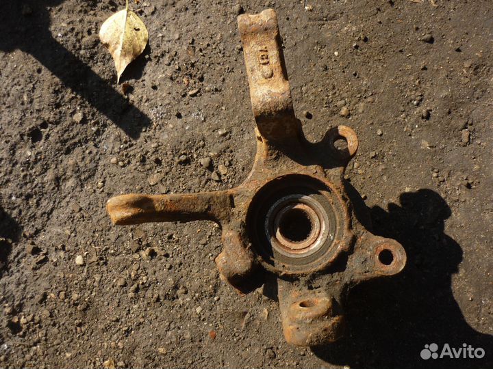 Поворотный кулак передний левый Nissan almera n16