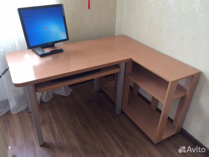 Рабочий письменный стол с тумбой торг