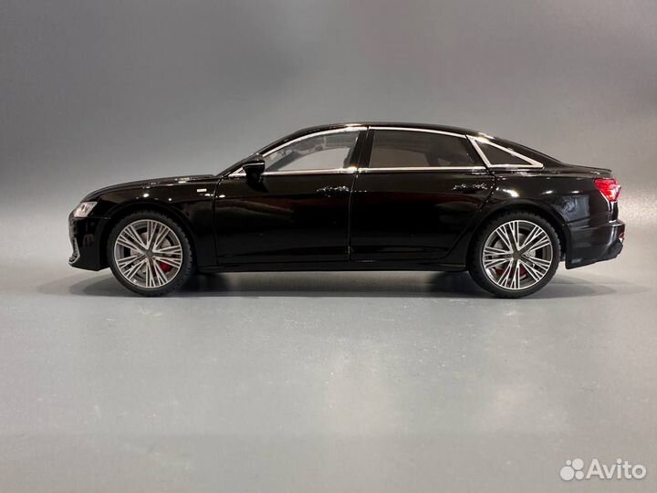 Продаю модель масштаба 1:18 Audi A6 L