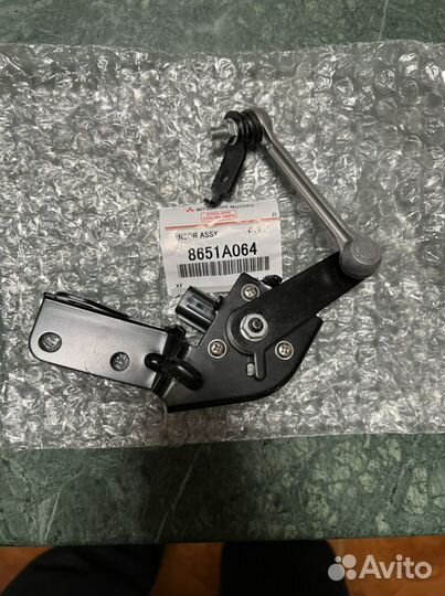 Датчик уровня положения кузова 8651A064 Mitsubishi