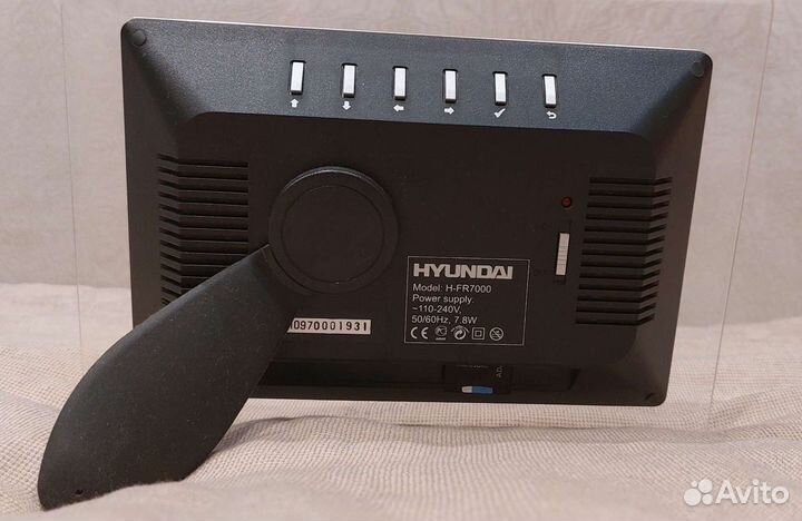 Цифровая фоторамка и фотоальбом Hyundai H-FR7000