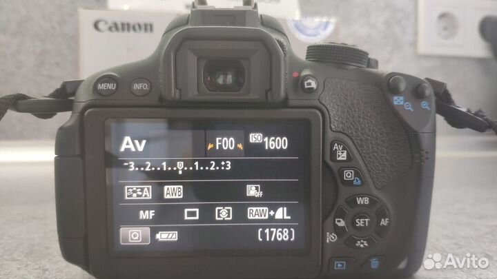 Зеркальная фотокамераCanon EOS 700D + Портретник