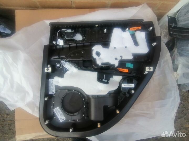 Обшивка задней левой двери Jeep Grand Cherokee WK2