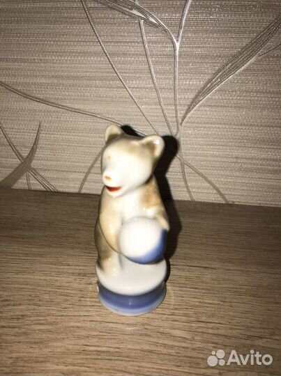 Статуэтка мишка с мячом На тумбе