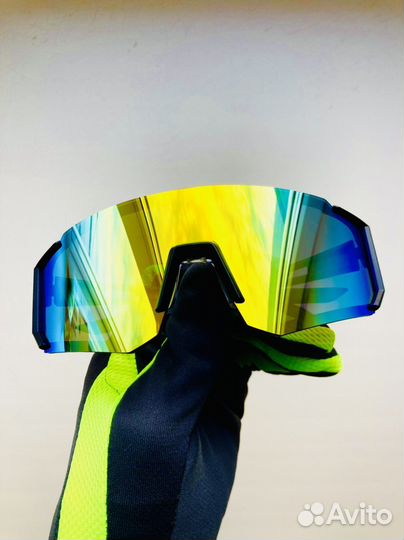 Чёрные спортивные солнцезащитные очки