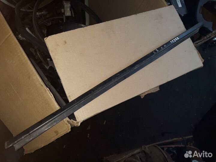 Уплотнитель стекла переднего левого (внутренний )