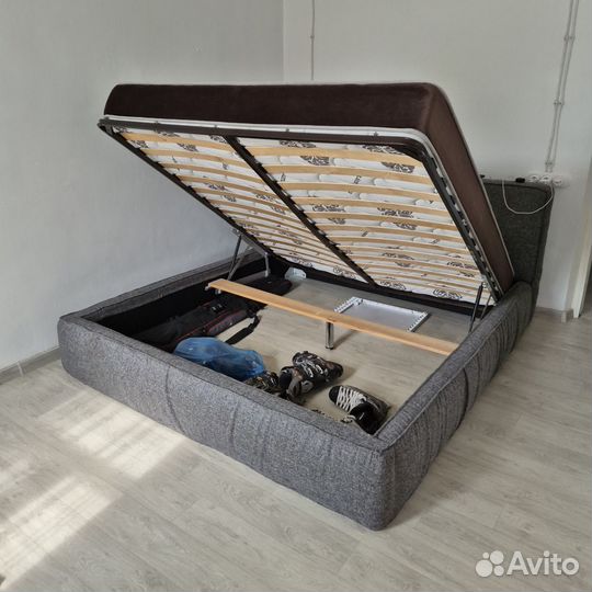 Продаю кровать с матрасом и подушками