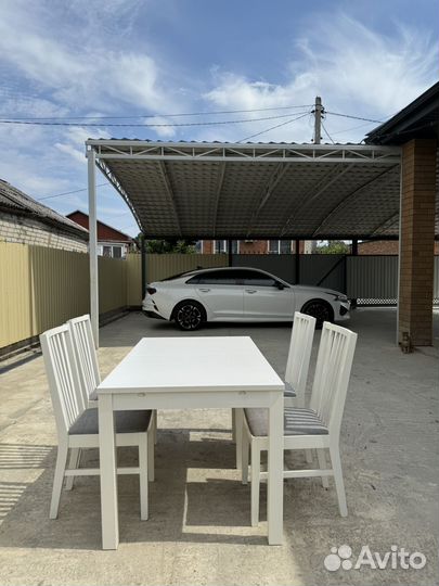 Стол и стулья