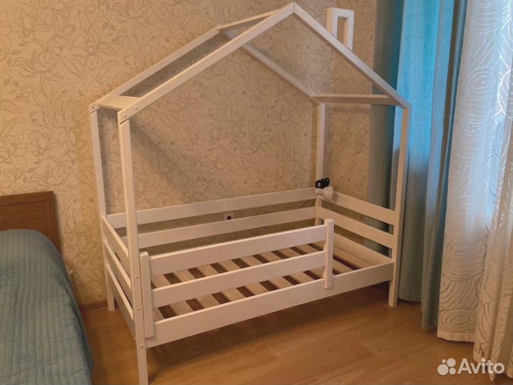 Детская кровать с классической крышей домик белый