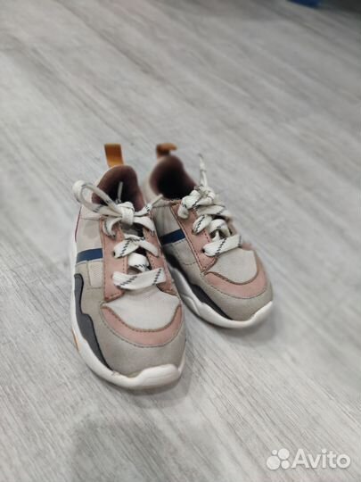 Кроссовки Zara 23