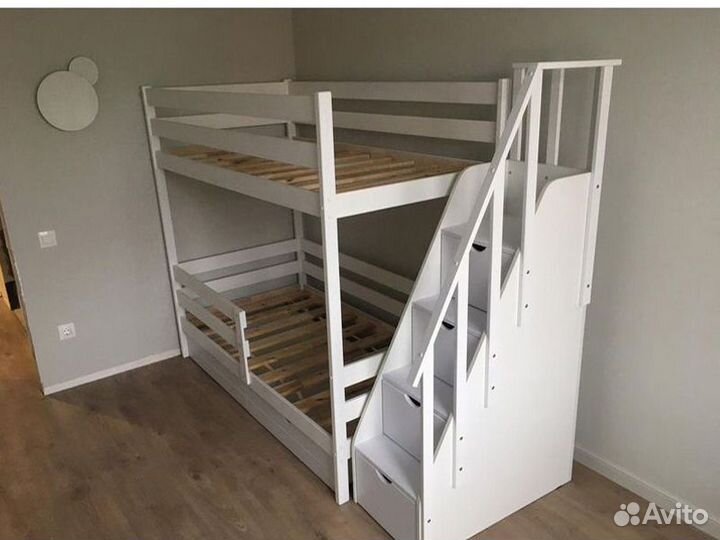 Двухъярусная детская кровать с лестницей комодом