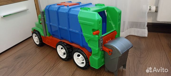 Мусоровоз большой