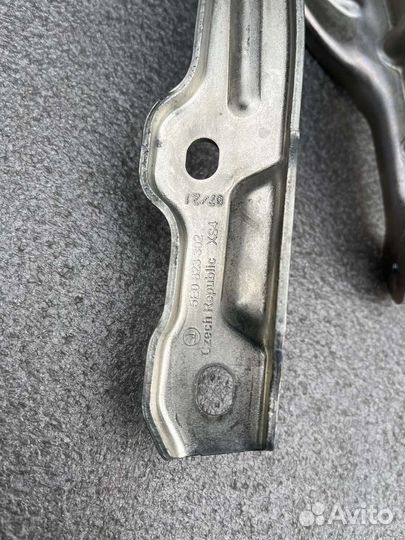 Петля капота правая Skoda Octavia A7