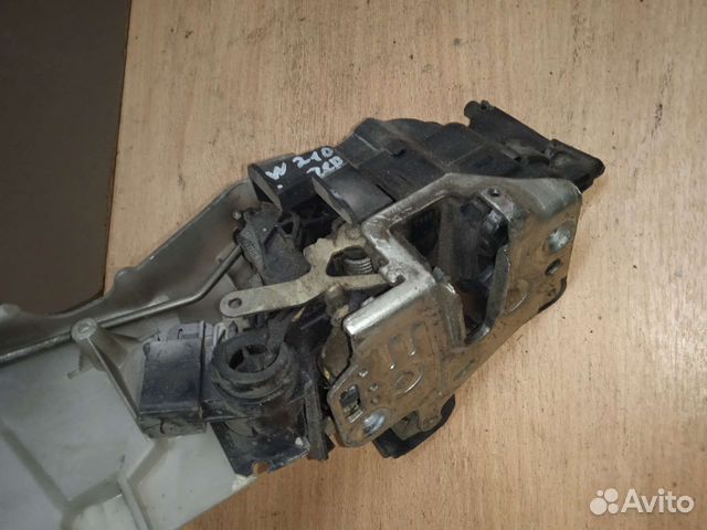 Замок двери передний левый Mercedes w210 мерседес