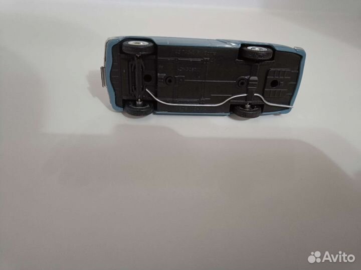 Модель автомобиля 1:43