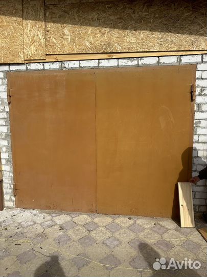 Ворота гаражные металлические окрашенные