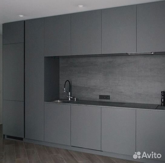 Серая прямая кухня монохром