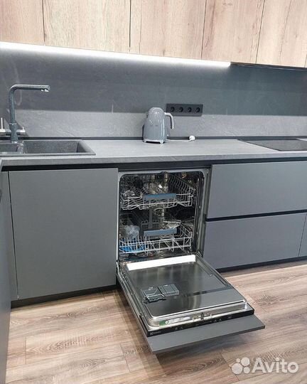 Угловая кухня в потолок