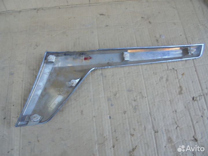 Окантовка фары правой Toyota Land Cruiser 200