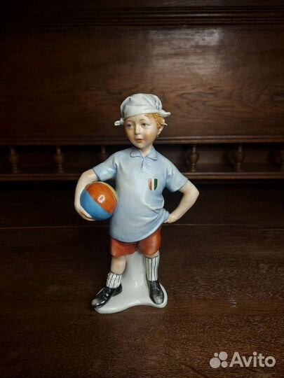Мальчик футболист, фарфор, Каподимонте, Италия