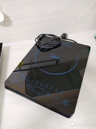 Индукционная плитка Midea RT2020