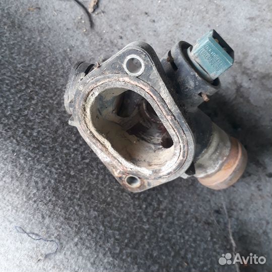 Тройник охлаждения двс 1,6 Ауди А4Б5 VW Пассат Б5