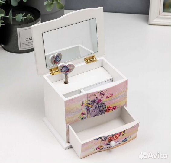 Музыкальная шкатулка из дерева