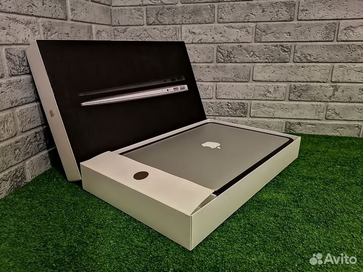 Apple MacBook Air 13 (i5 / 4Gb / 256Gb)