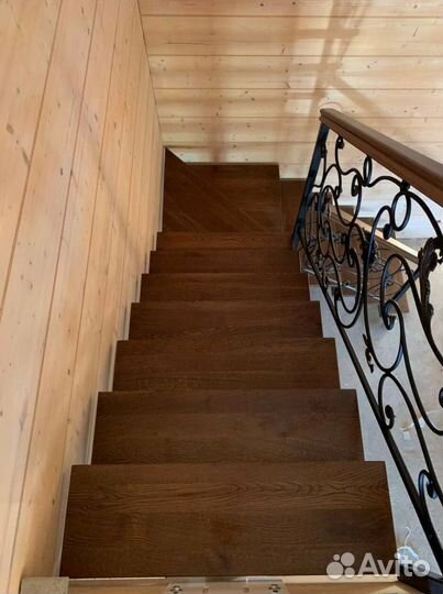 Лестница на металлокаркасе закрытого типа