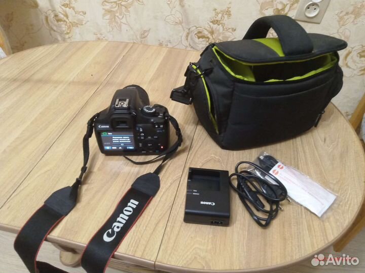 Зеркальный фотоаппарат Canon eos1100d