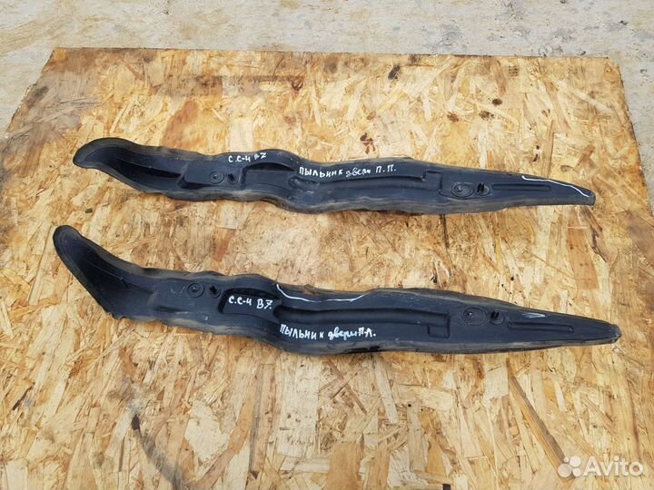 Пыльник переднего крыла правый Citroen C4 B7