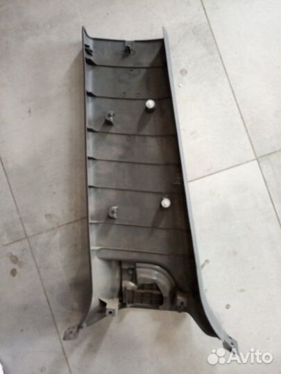 Обшивка стойки правая Toyota Land Cruiser 200