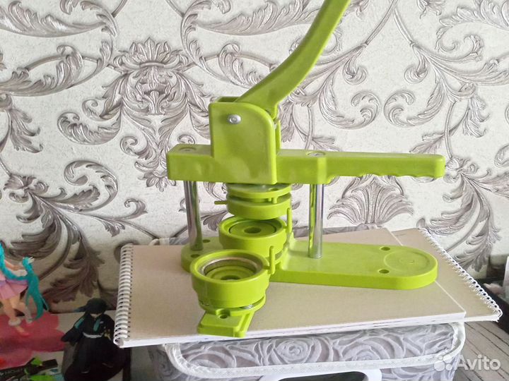 Пресс для изготовления значков