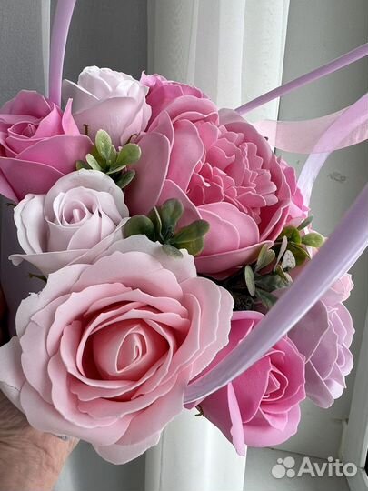 Букет цветов в корзинке на 8 марта