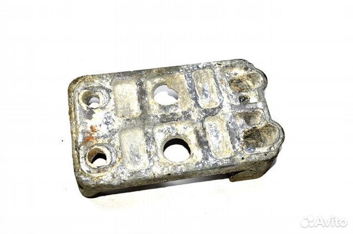 Кронштейн крыла ведущего моста, передний левый vol