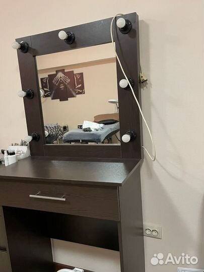 Гримерное зеркало с лампочками