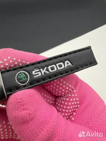 Предлог для ключей эмблема Skoda надпись Шкода