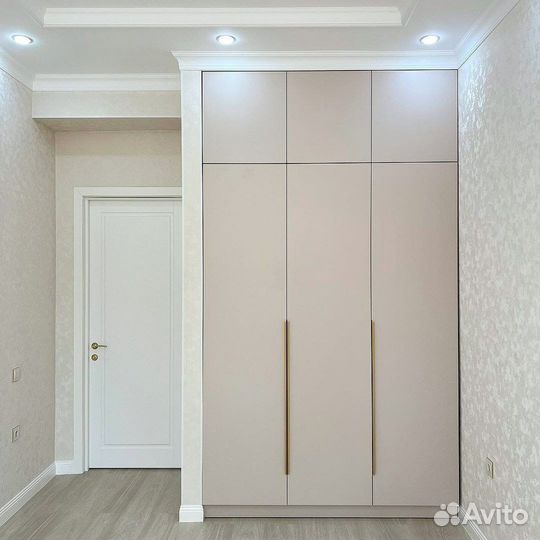 Шкаф распашной с полками