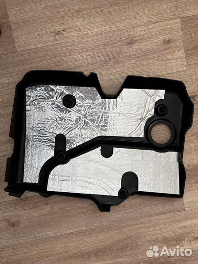 Крышка от двигателя