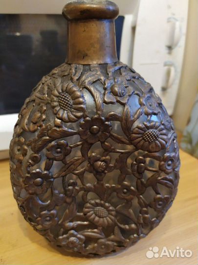 Старинная стеклянная бутыль в металлической оплётк