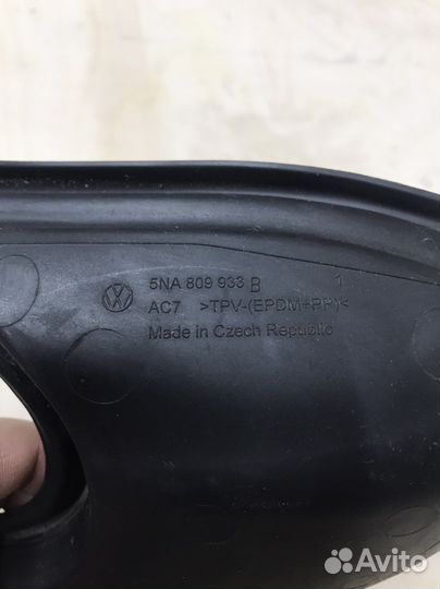 Уплотнитель ниши лючка бензобака Tiguan 2