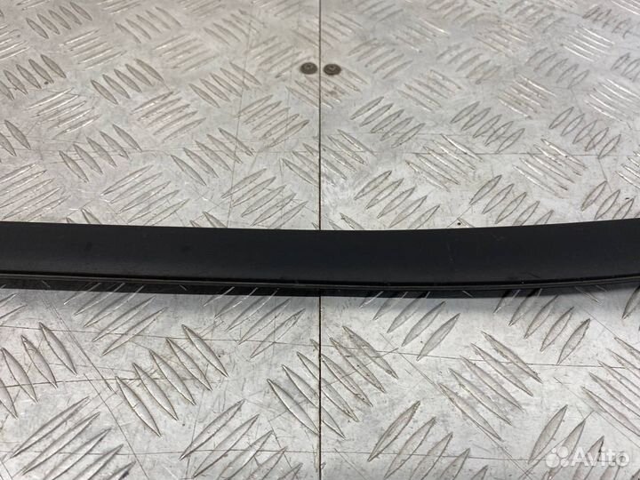 Б/У накладка лобового стекла (молдинг) правый Ford